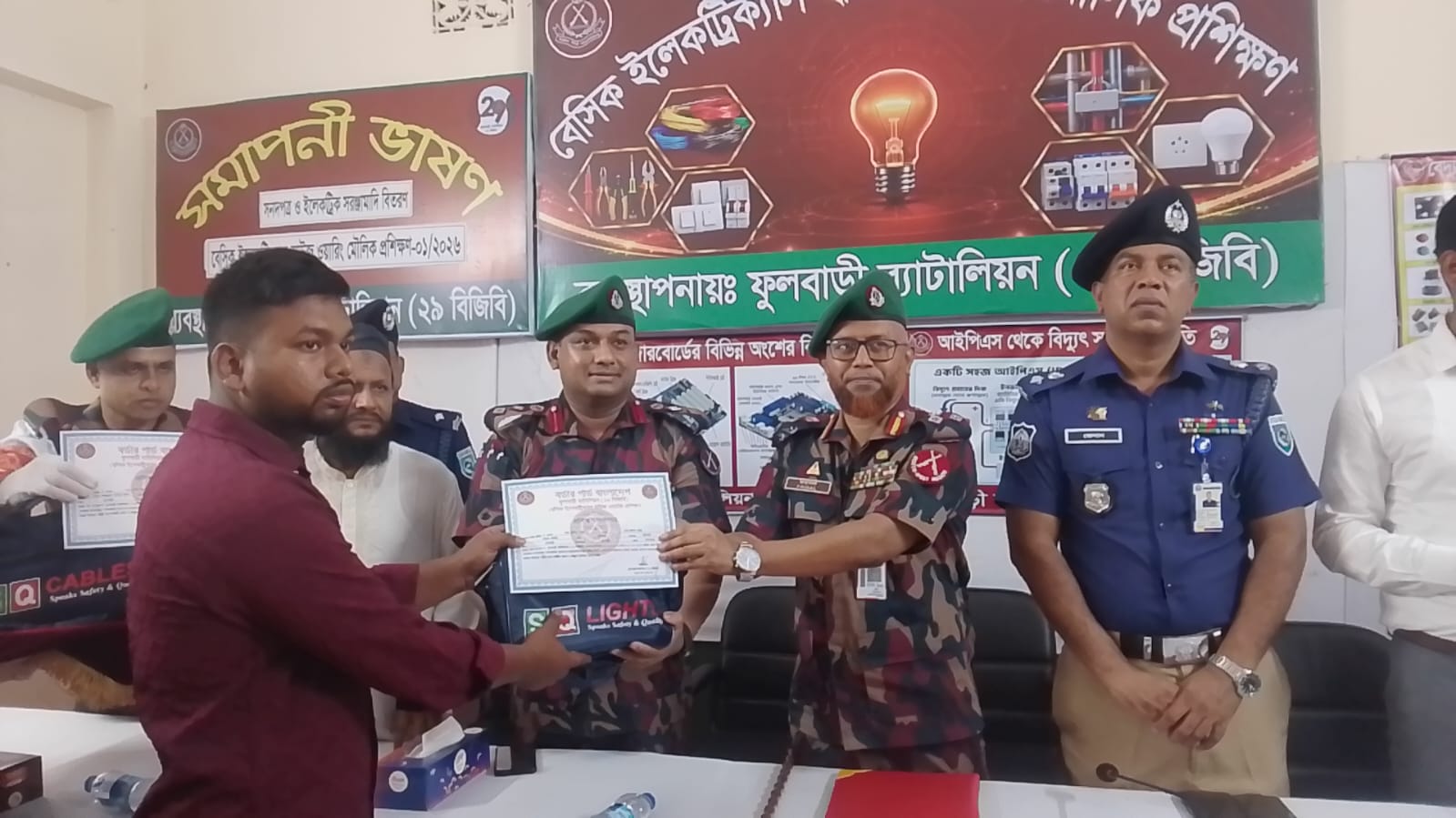 দিনাজপুরে সীমান্তবর্তী ১৫ যুবক পেল ইলেকট্রিক্যাল হাউজ ওয়্যারিং প্রশিক্ষণ
